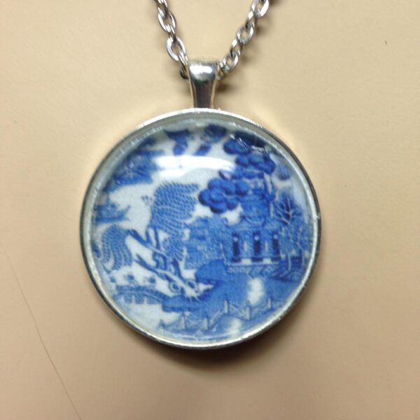 Beautiful, 1.5in W Round Blue Willow Pendant 20in Silver Tone Necklace