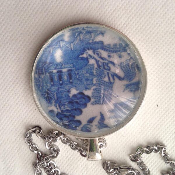 Beautiful, 1.5in W Round Blue Willow Pendant 20in Silver Tone Necklace