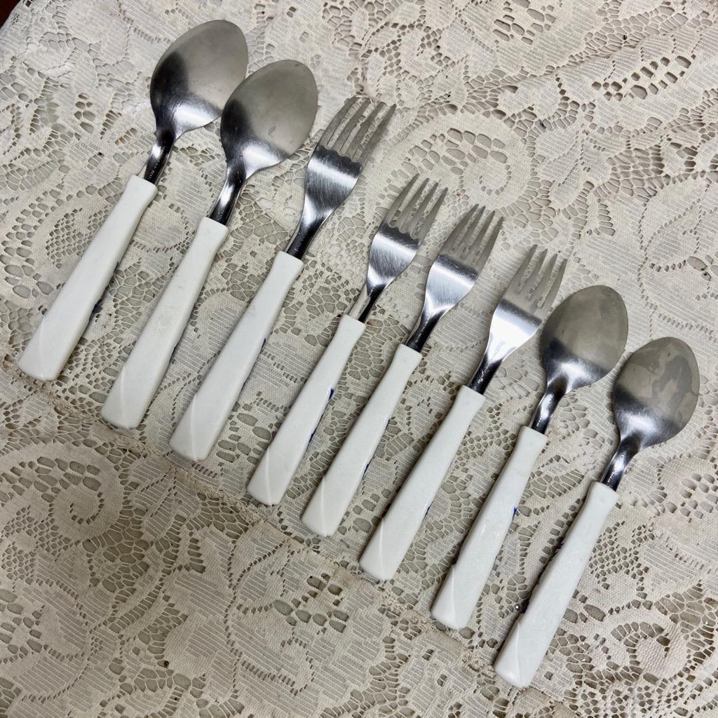 Vintage, Tramontina Brazil, 8-pc Blue Willow Flatware, Service fo 2. (E)