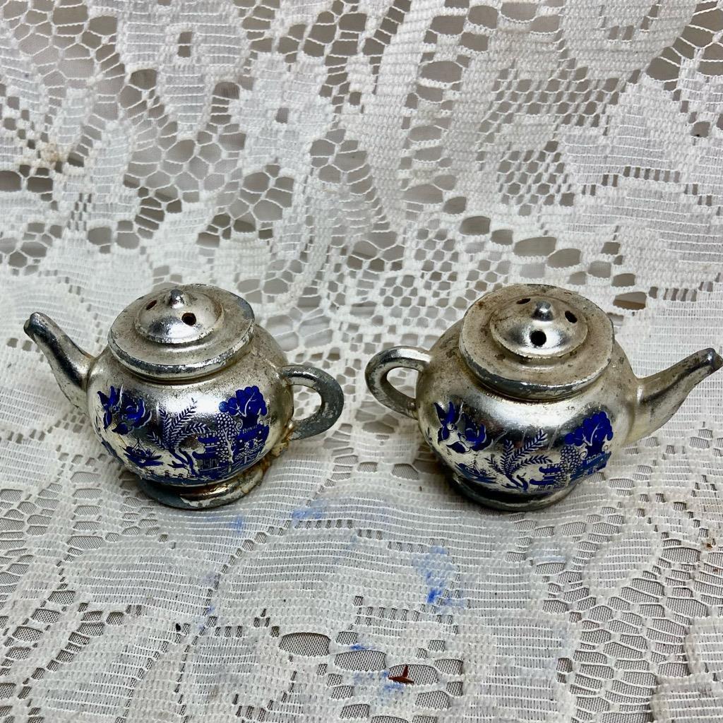 Vintage, 3pc Blue Willow Silver plated Figural Teapot Salt and Pepper Shaker Set