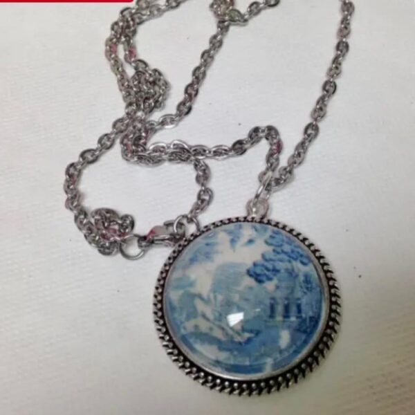 Beautiful, 1.25in W Round Blue Willow Pendant 18in Silver Tone Necklace