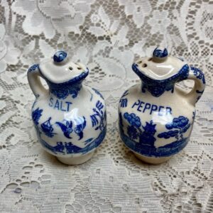 Vintage, 2pc Blue Willow Salt and Pepper Shaker 3.5in x 2in