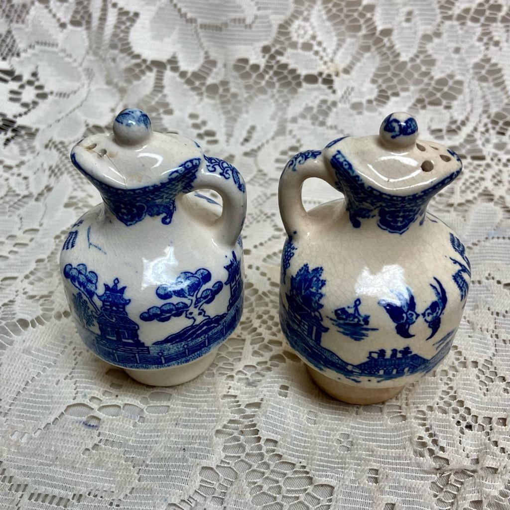 Vintage, 2pc Blue Willow Salt and Pepper Shaker 3.5in x 2in