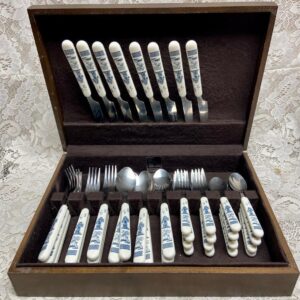 Vintage, 40-pc Blue Willow Flatware, Service for 8 with Wooden Box (B)