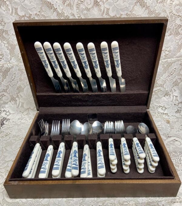 Vintage, 40-pc Blue Willow Flatware, Service for 8 with Wooden Box (B)