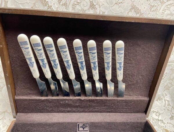 Vintage, 40-pc Blue Willow Flatware, Service for 8 with Wooden Box (B)