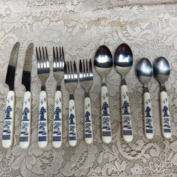 Vintage, 40-pc Blue Willow Flatware, Service for 8 with Wooden Box (B)