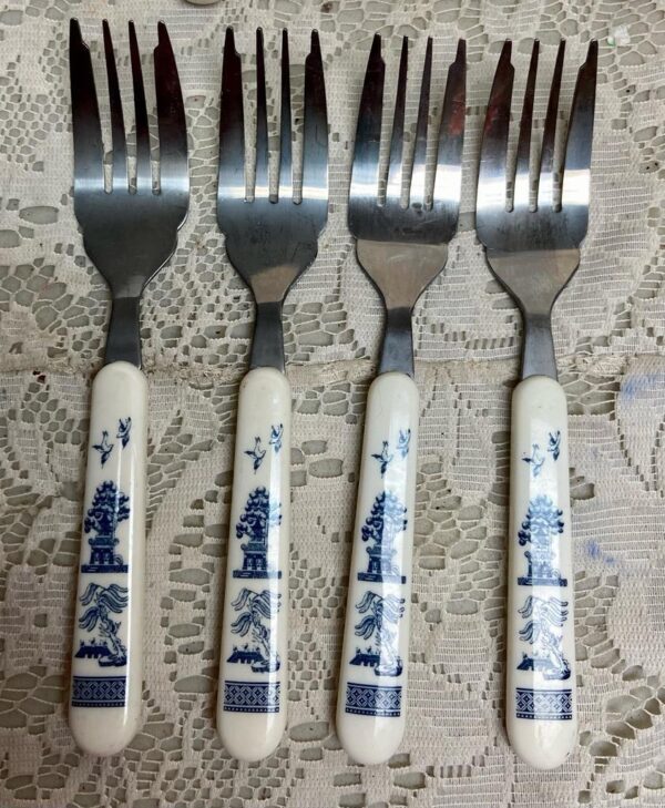 Vintage, 40-pc Blue Willow Flatware, Service for 8 with Wooden Box (B)