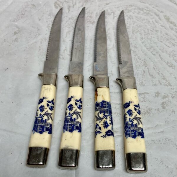 Lot of 4, Regent, Sheffield England Blue Willow Steak Knives 8in