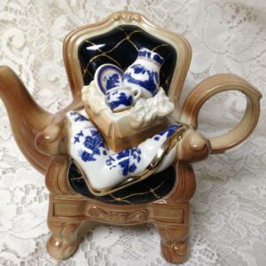 Royal Doulton, Cardew Design, Blue Willow Figural Teapot 8inx6inx4in