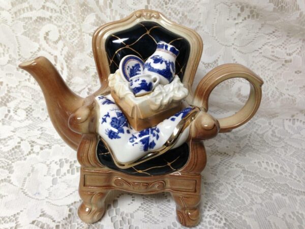 Royal Doulton, Cardew Design, Blue Willow Figural Teapot 8inx6inx4in