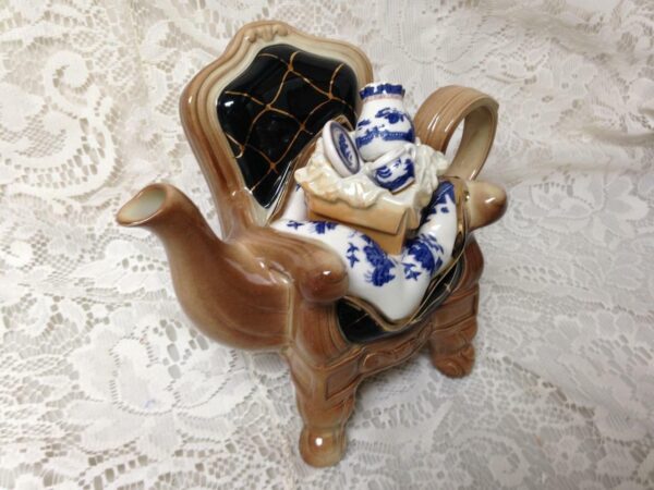 Royal Doulton, Cardew Design, Blue Willow Figural Teapot 8inx6inx4in