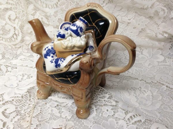 Royal Doulton, Cardew Design, Blue Willow Figural Teapot 8inx6inx4in