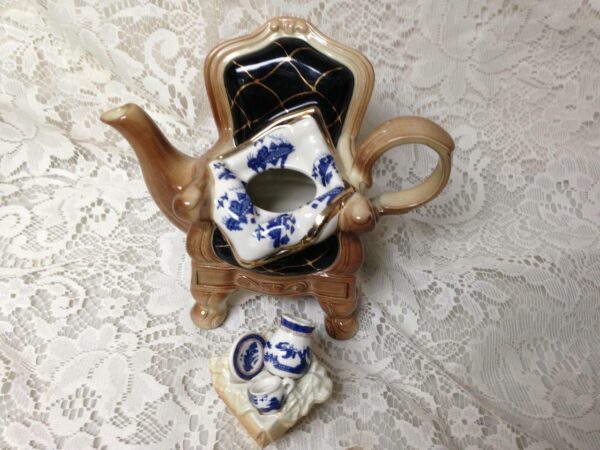 Royal Doulton, Cardew Design, Blue Willow Figural Teapot 8inx6inx4in