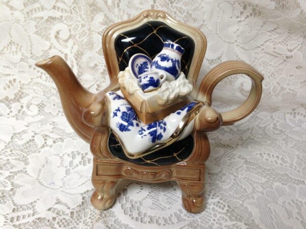 Royal Doulton, Cardew Design, Blue Willow Figural Teapot 8inx6inx4in