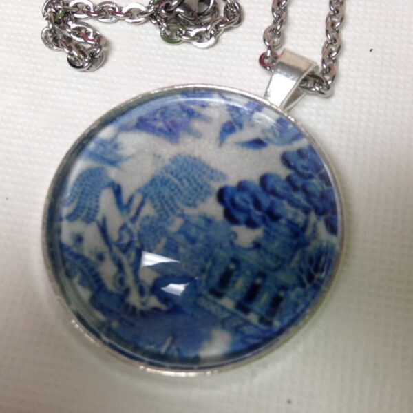 Beautiful, Rare 1.5in Round Blue Willow Pendant 20in Silver Tone Necklace