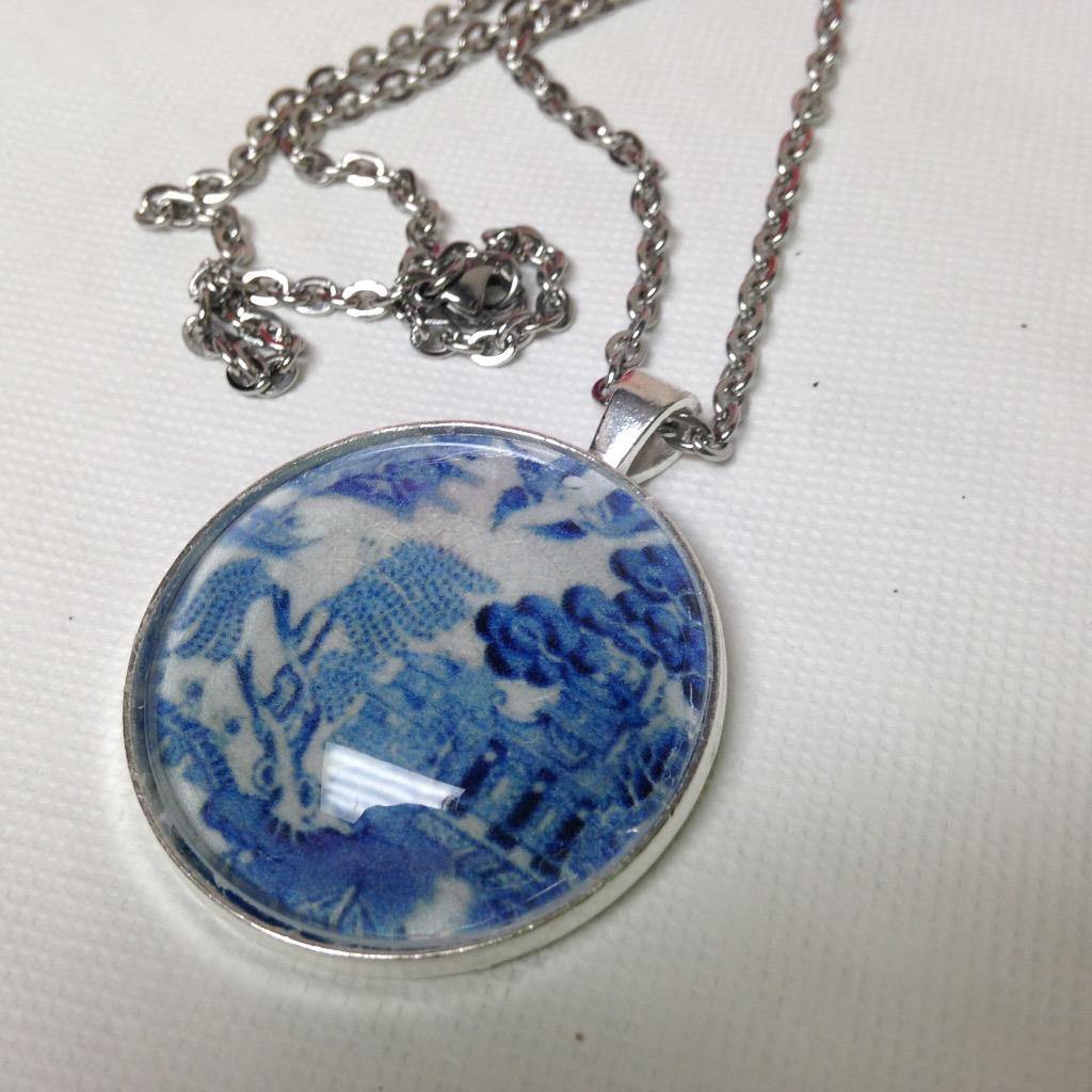 Beautiful, Rare 1.5in Round Blue Willow Pendant 20in Silver Tone Necklace