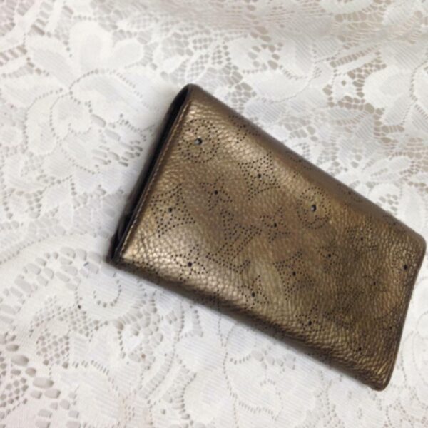 Auhtentic Louis Vuitton Gold Amelia Tri-fold Wallet 7.5in x 4.5in