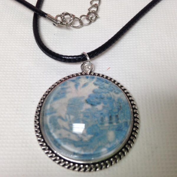 Beautiful, Rare 1.25in Round Blue Willow Pendant 18in Black Cord Necklace