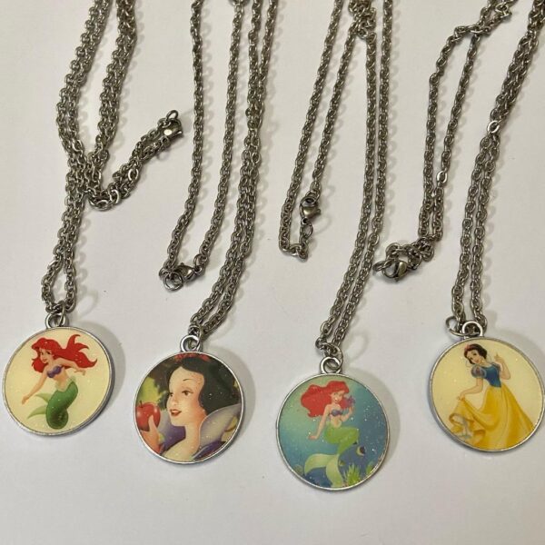 Vintage, 4-pc of Disney Princesses Necklace (D0323) This is a beautiful, 4 set