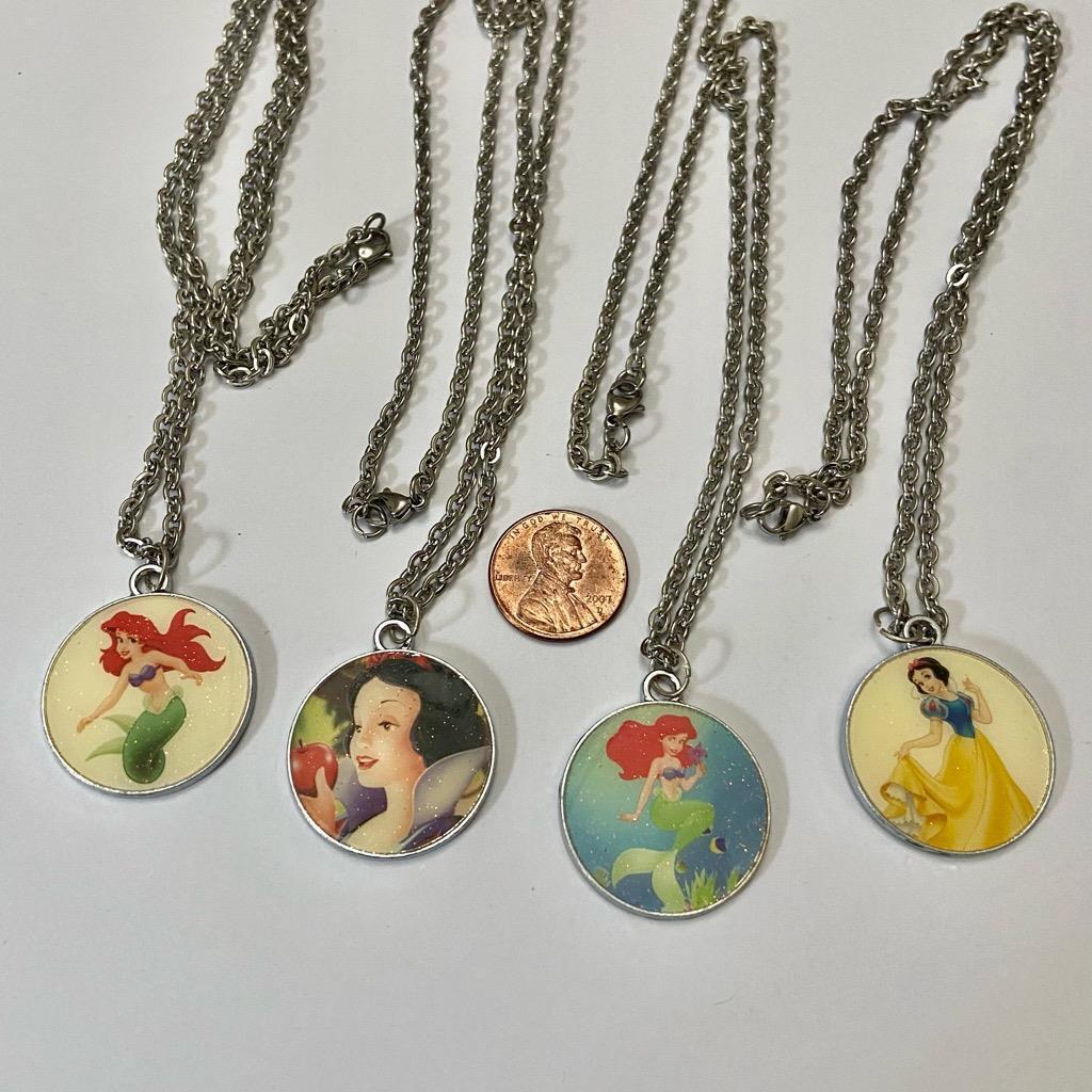 Vintage, 4-pc of Disney Princesses Necklace (D0323) This is a beautiful, 4 set