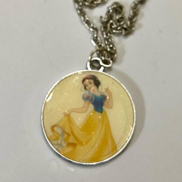 Vintage, 4-pc of Disney Princesses Necklace (D0323) This is a beautiful, 4 set