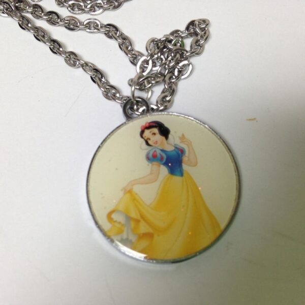 Beautiful, Disney Snow White Pendant Necklace with 20in Silver Tone Chain