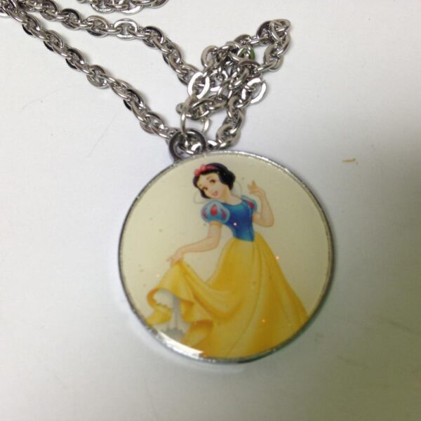 Beautiful, Disney Snow White Pendant Necklace with 20in Silver Tone Chain