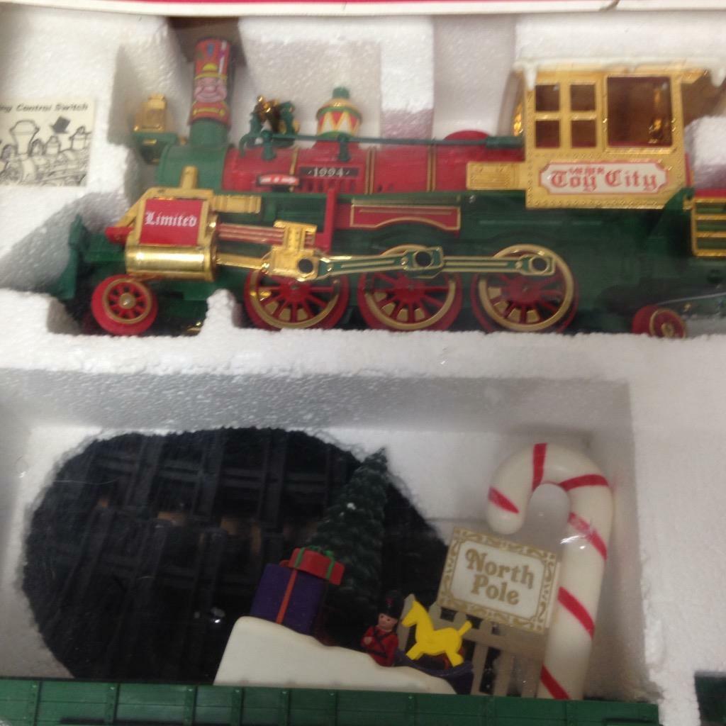 1994 Candy Cane LaneMusical Train 25in x 20in x 6.5in Box