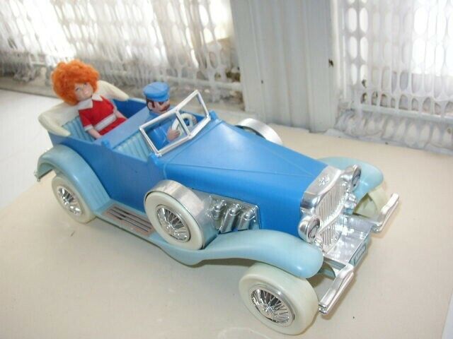 Vintage, 1982 Knickerbocker Orphan Annie in Limousine 15in x 6in