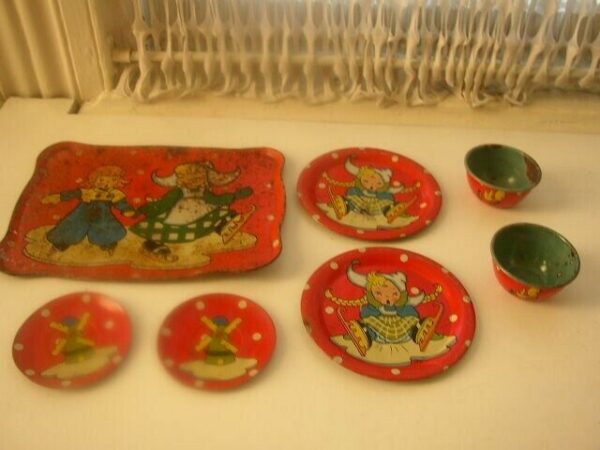 1950s Ohio Art #150, Dutch Winter, 7-pc Child's Tin Tea