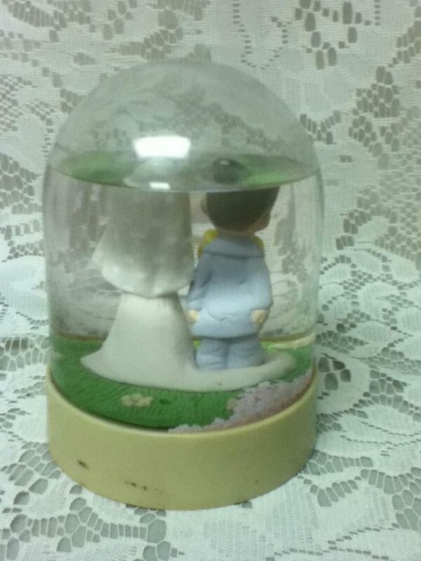 1986 Precious Moments, The Lord Bless You and Keep You, 4inx4in Snow Glass Dome