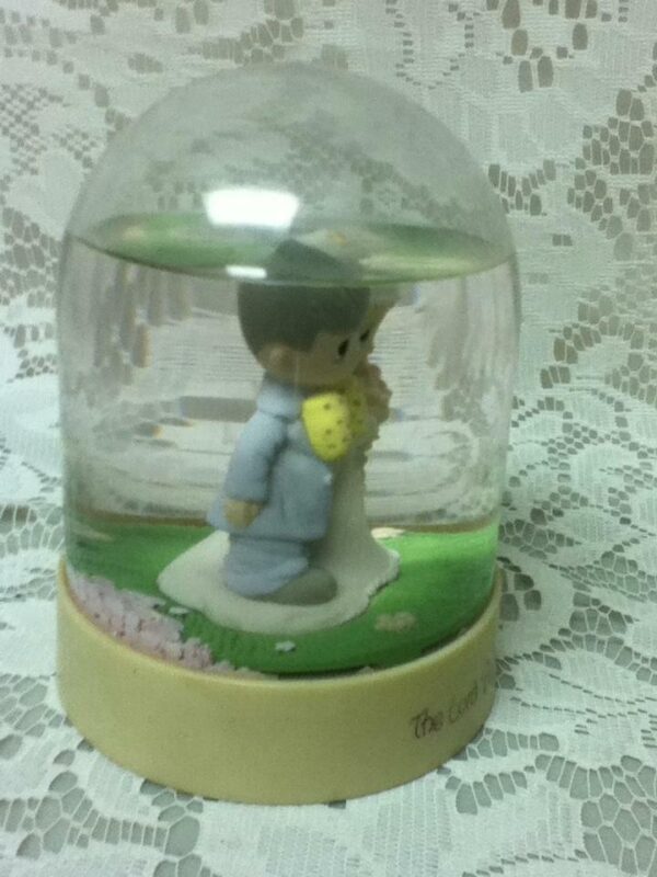 1986 Precious Moments, The Lord Bless You and Keep You, 4inx4in Snow Glass Dome