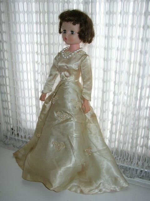 1950s , Beautiful 21″ De Luxe Reading Doll in Elegant Bridal Gown