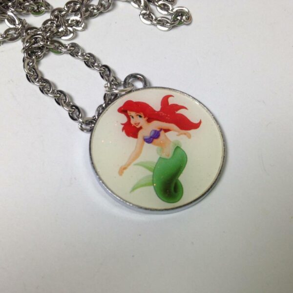 Beautiful, Disney Ariel,The Mermaid Pendant Necklace w/ 20in Silver Tone Chain-B