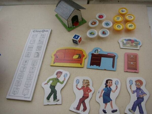Parker Bros.Hasbro, Clue Jr. Boardgame- The Case of the Hidden Toys in Orig. Box
