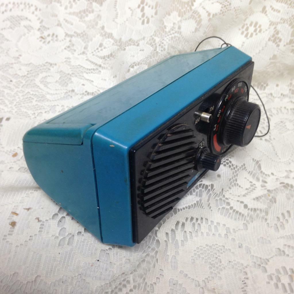 Vista Aqua Blue PortableTransistor Radio 6in x 4in x 3in