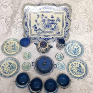 1950s, Ohio Art Blue Willow 23-pc Child's Tin Tea Set