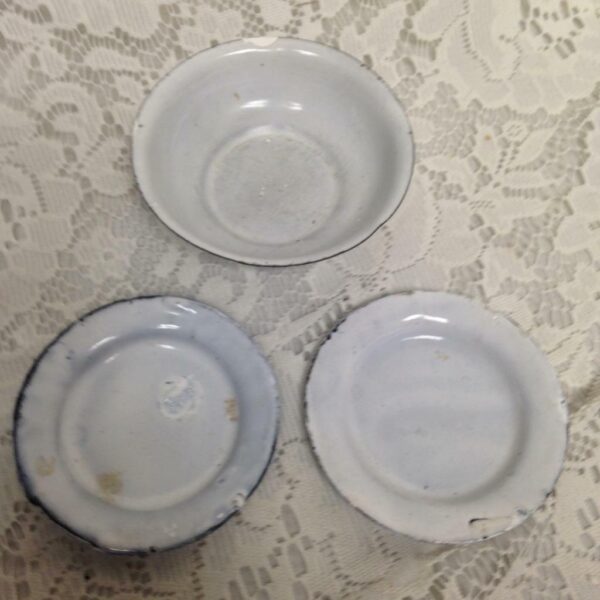 Vintage, 3 pc White Enamelware Plates and Bowl 3in D and 1in x 3.5in D