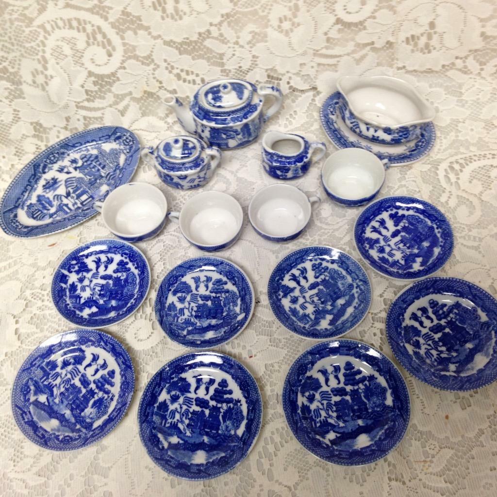 Vintage, Occupied Japan, Blue Willow, 19pc Child’s Tea Set -Wicker Picnic Basket