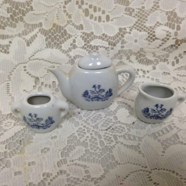 Vintage, Japan, Blue Willow, 8pc Child’s Tea Set - White Wicker Hope Chest