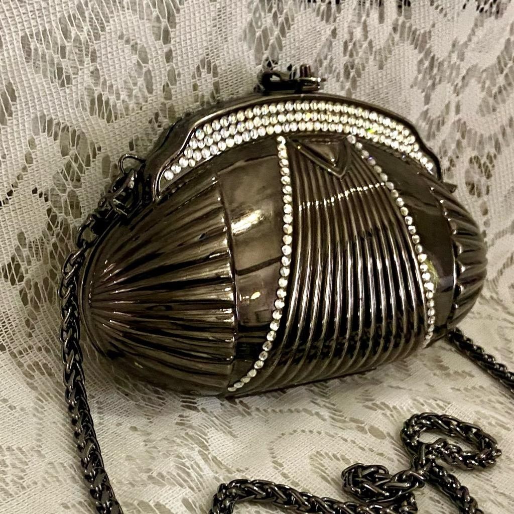 Art Deco Iodized Silver Clam Shell Metal Purse- Crossbody 7.5in x 4.5in x 2in