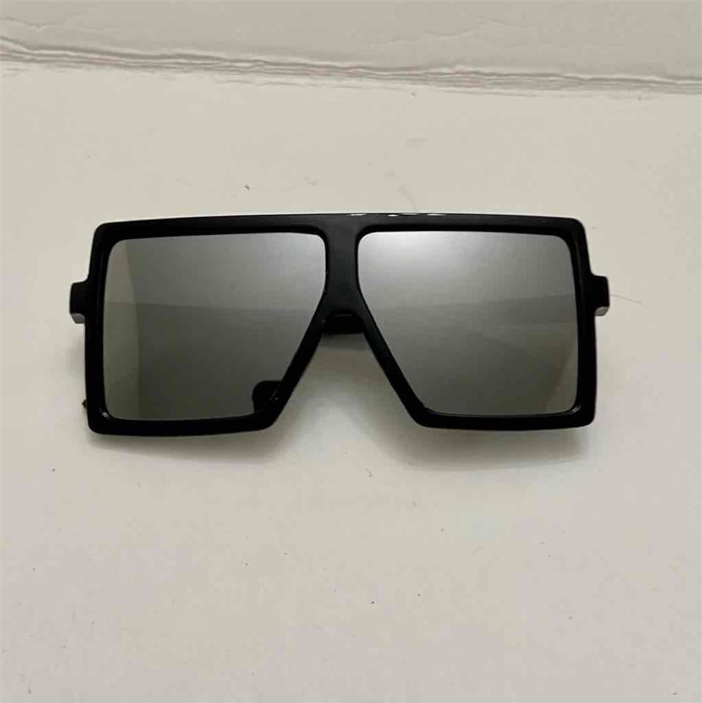 Lot of 2 Vintage Sunglasses- Iridescent and Black Squarish (D1023) It is in goo