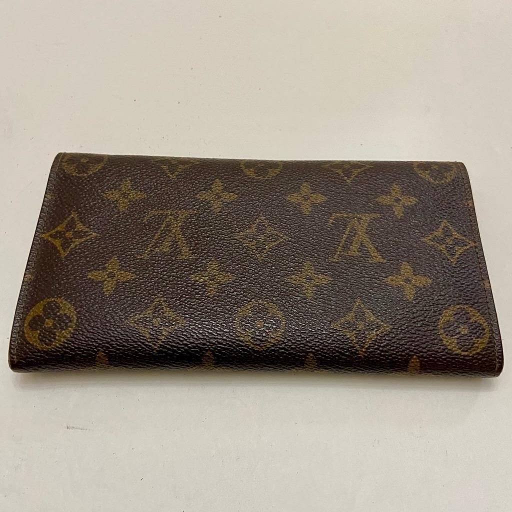 Authentic Louis Vuitton, Brown Mono, Bi-Fold Long Wallet 7.5in x 4in (MI0992)