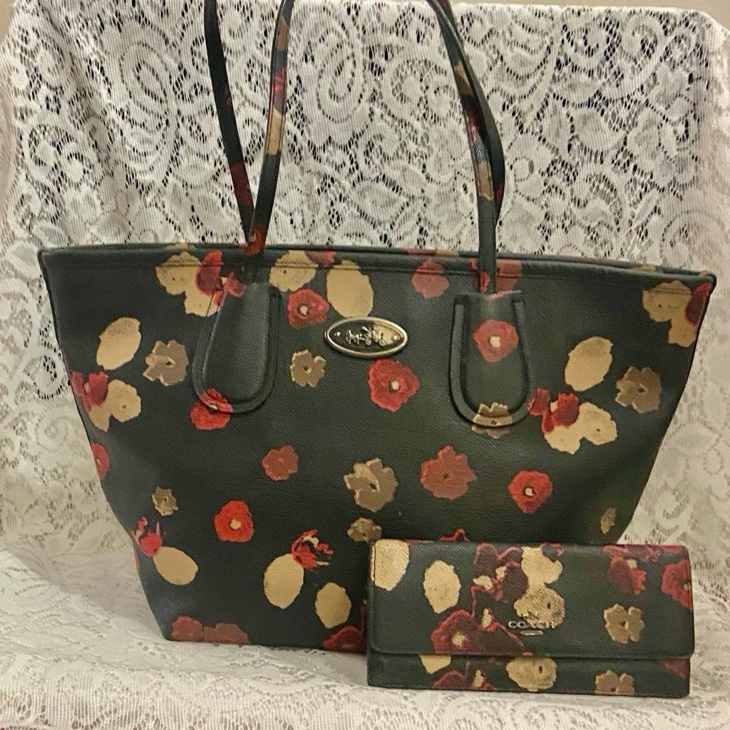 Coach – Taxi Zip Floral-Black Tote with matching Wristlet