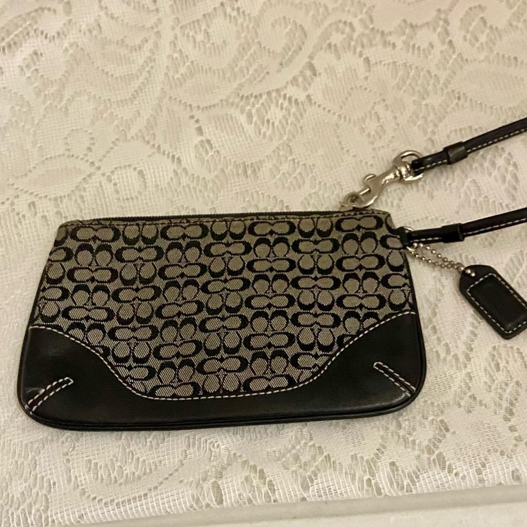 Coach -Soho Vintage Black-White Jacquard Signature Crossbody Bag with Wristlet