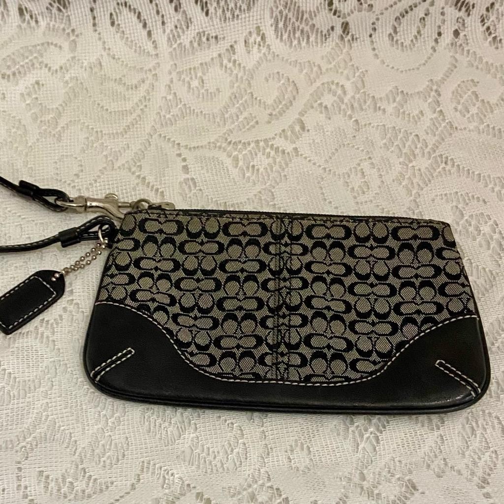 Coach -Soho Vintage Black-White Jacquard Signature Crossbody Bag with Wristlet