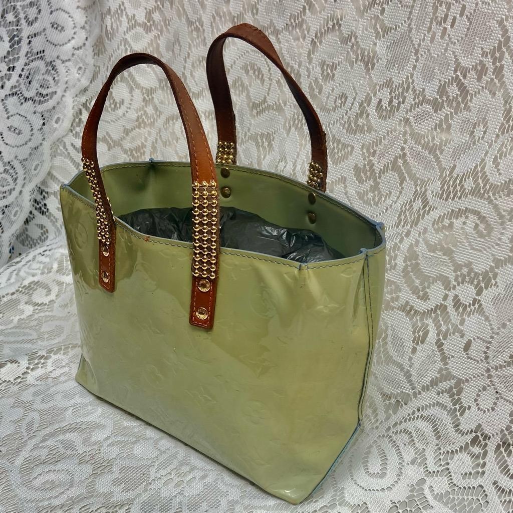 Louis Vuitton, Reade, Vernis Mono Green Tote or Hand Bag 11in x 7n x 4in(MI0063)