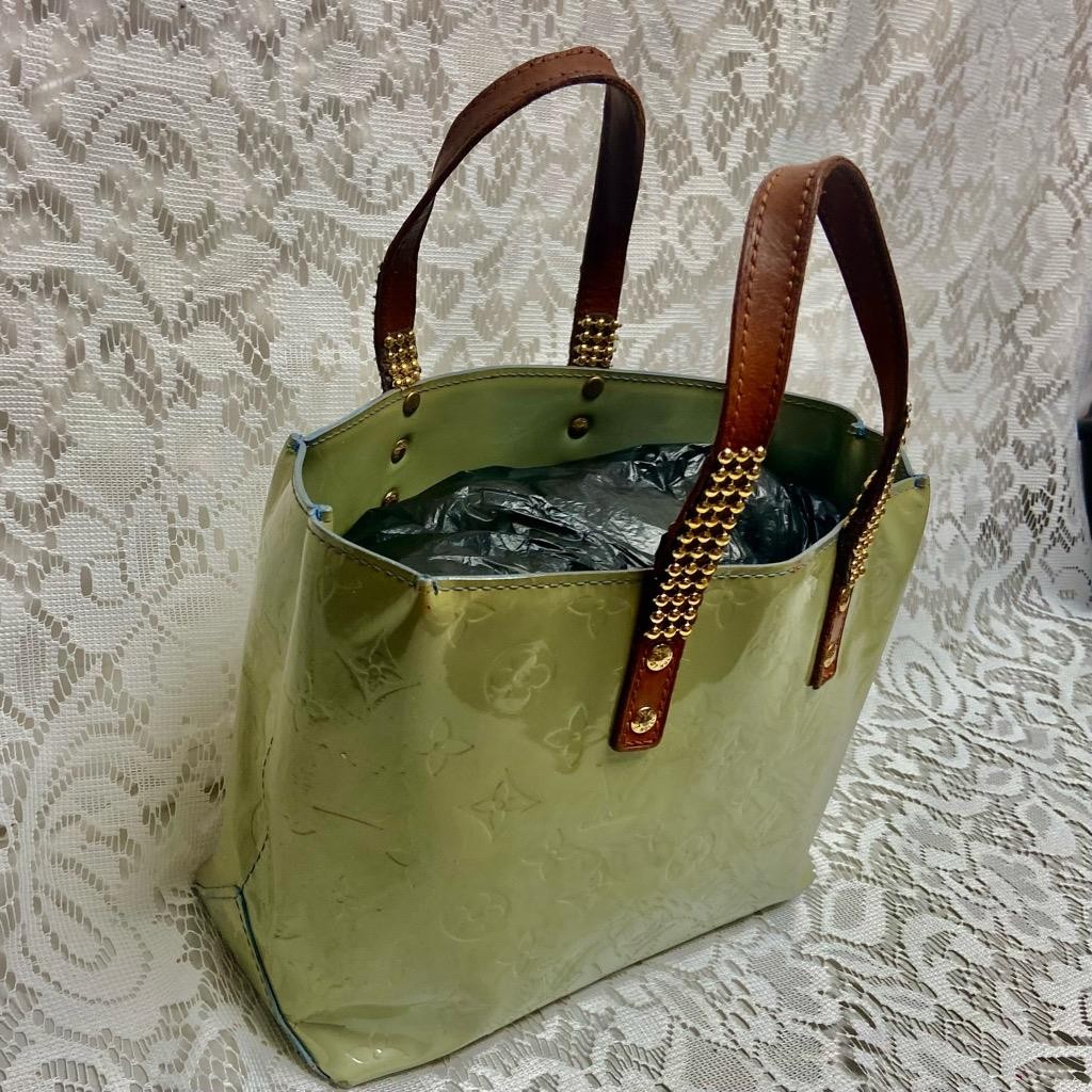 Louis Vuitton, Reade, Vernis Mono Green Tote or Hand Bag 11in x 7n x 4in(MI0063)